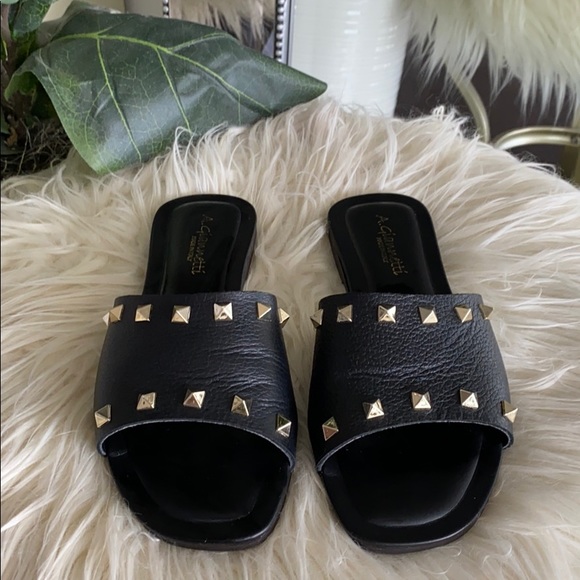 Shoes - 🌟🌟 Ruckstud Slides 🌟🌟